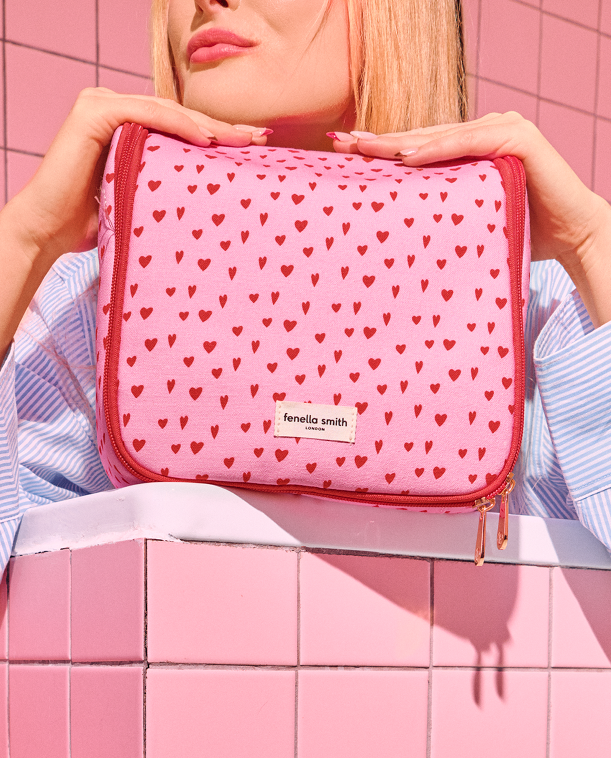 Lyla Hanging Washbag in Hearts
