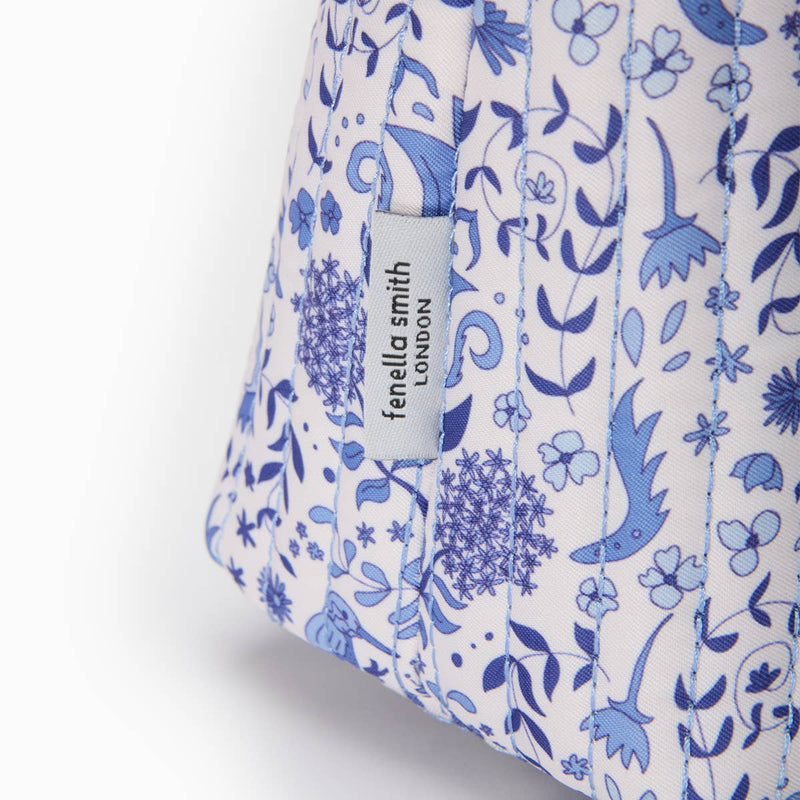 Lola Washbag in Blue