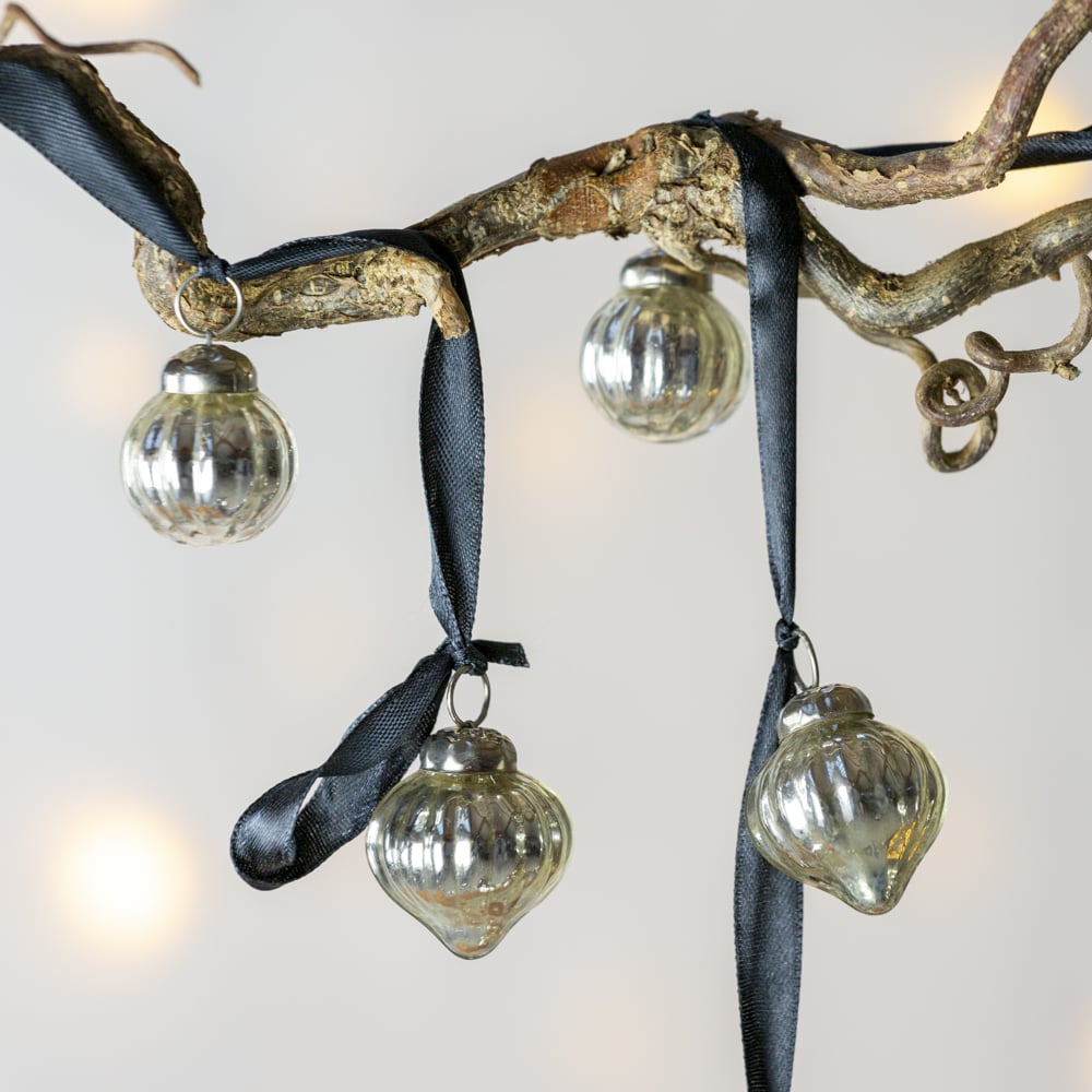 Ribbed Bauble Garland Silver on Black Ribbon