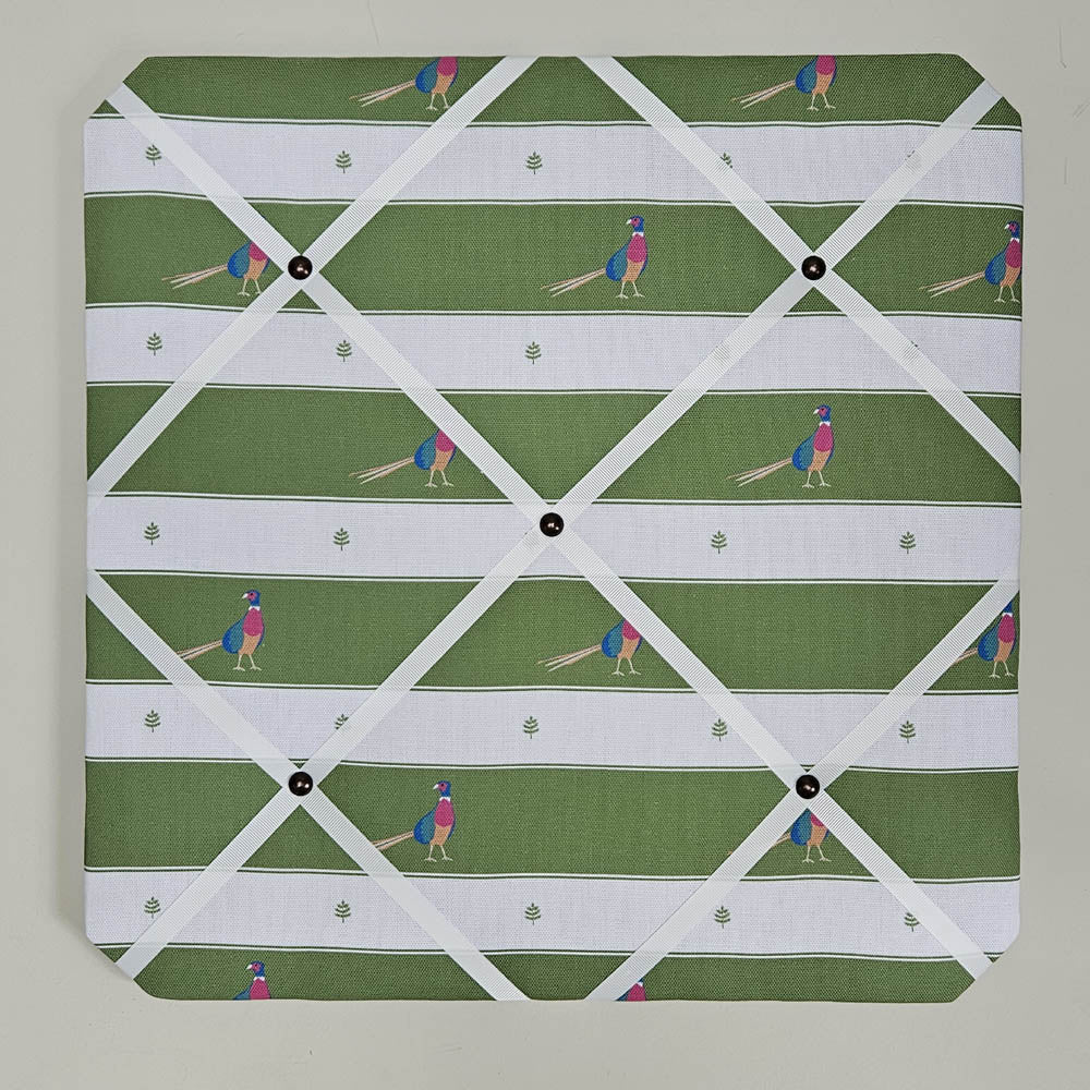 Memo board with a green and white pattern of people playing golf on a plain background