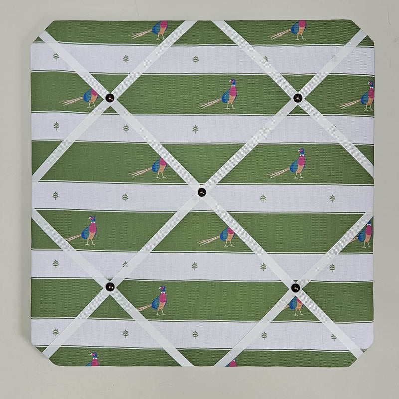 Memo board with a green and white pattern of people playing golf on a plain background