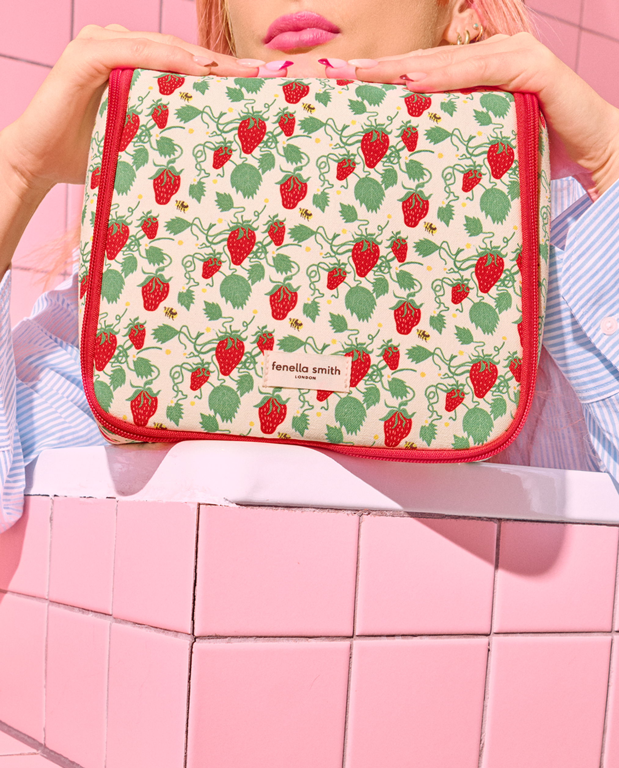 Lyla Hanging Washbag - Strawberries