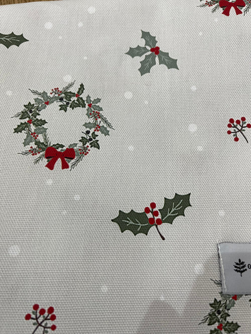 Christmas Wreath Table Runner